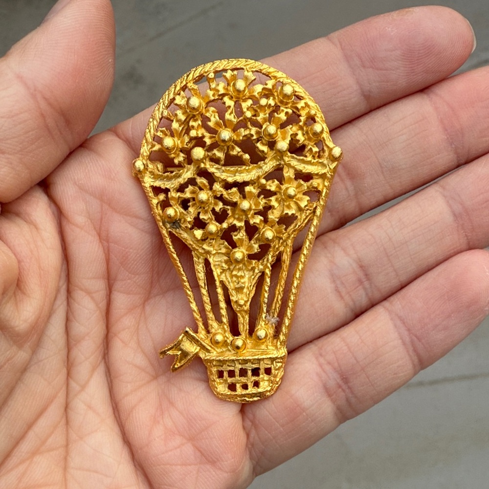 Vintage Matte Gold Hot Air Balloon Brooch